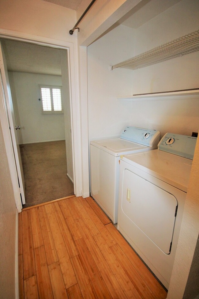 Building Photo - 2 Bed, 1 Bath, 1 Parking Townhouse in Waia...