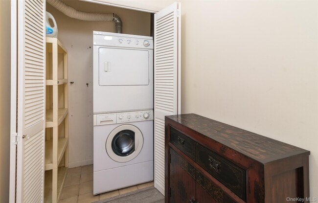 Building Photo - 327 N Greeley Ave