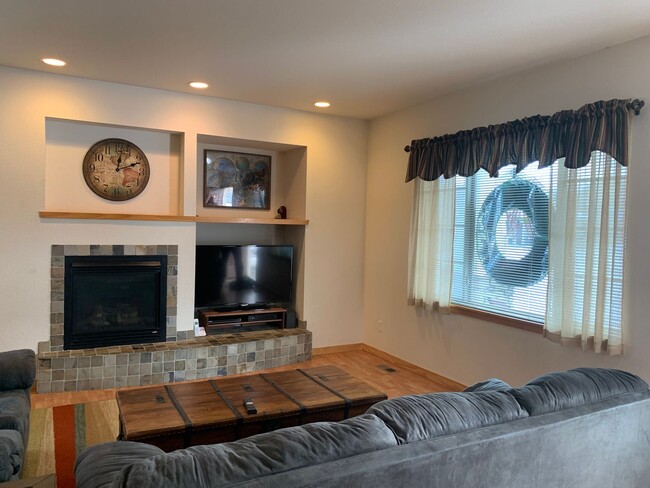 Building Photo - Beautiful 4 Bedroom, 3.5 Bath Home For Ren...