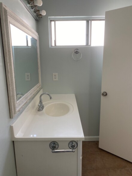 Building Photo - 5354 Lindley Ave