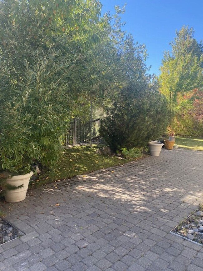 Building Photo - Sweet, perfect 10 located in Caughlin Ranc...