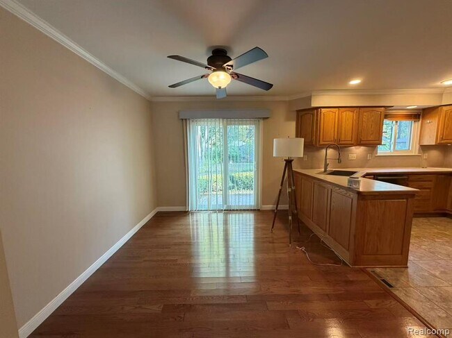 Building Photo - 3245 Parker Dr