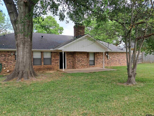 Building Photo - 704 Becky Dr