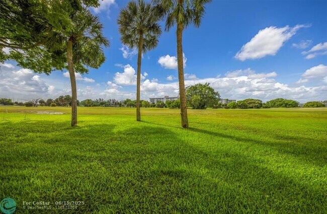 Building Photo - 2850 N Palm Aire Dr