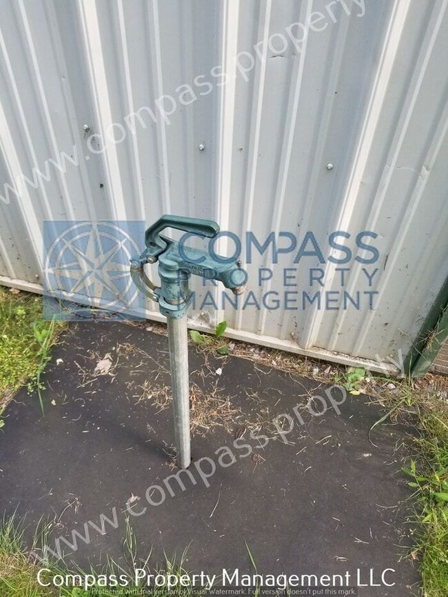 Building Photo - $2495 - 3 Bed Farm House on a Large Peacef...