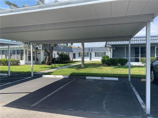 Building Photo - 205 Andover Pl N