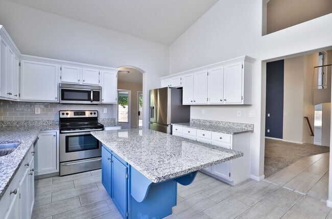 Building Photo - Pet Friendly 5-bedroom, 3 bath Home w/ Pool and Finished Basement