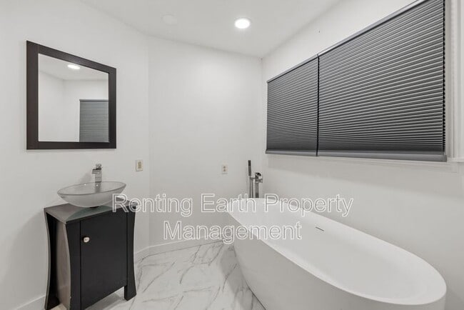 Building Photo - 537 S Jackson St