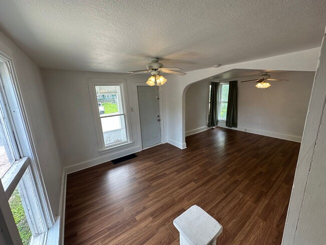 Building Photo - Cute 2 bedroom $800 per month