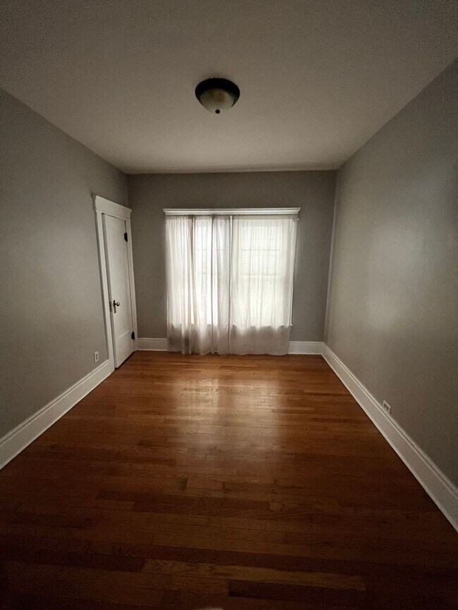 Building Photo - 129 Victoria Pl