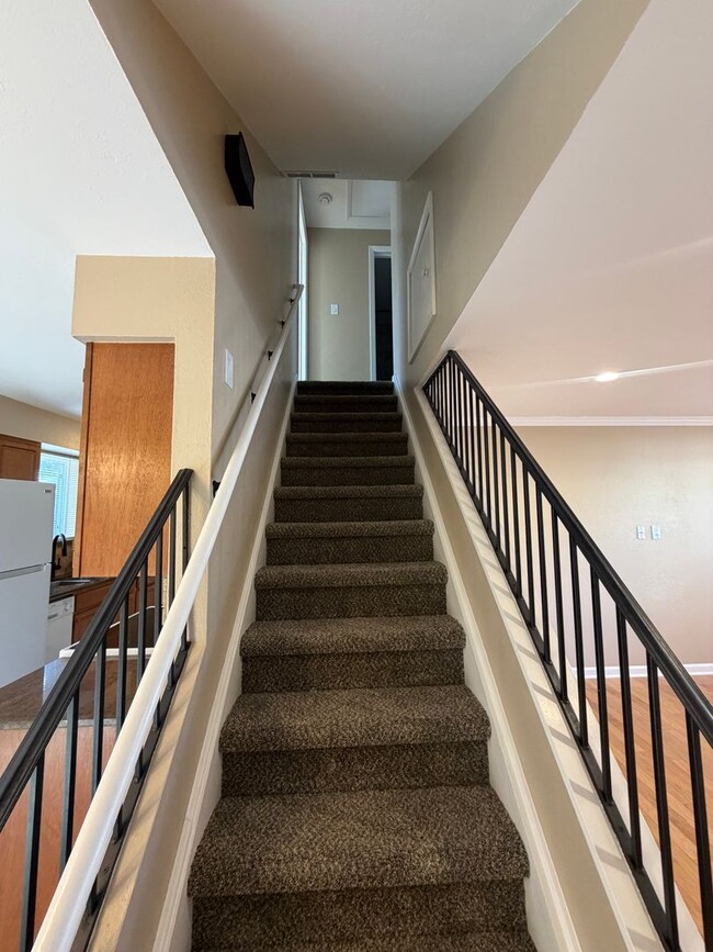 Building Photo - 2 Bedroom 1 Bath Townhome - Lakewood!