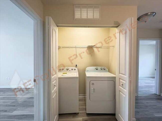 Building Photo - 3900 Swinton St