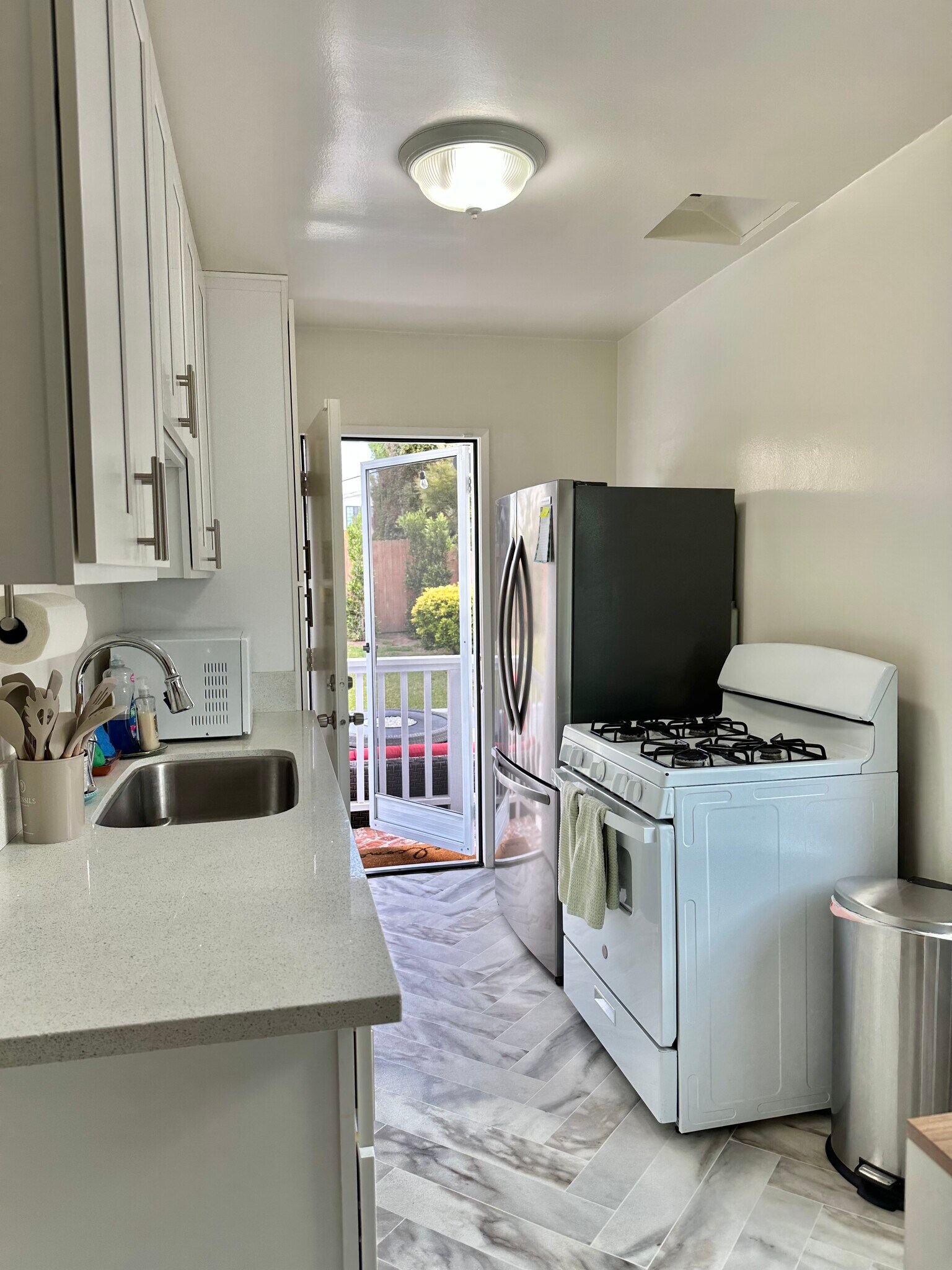 Fridge and range included - 1408 18th St