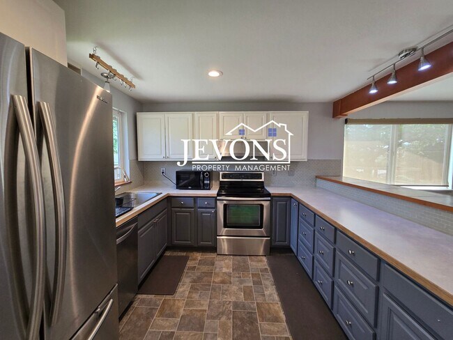 Building Photo - $500 Rent Credit - Comfortable family home...