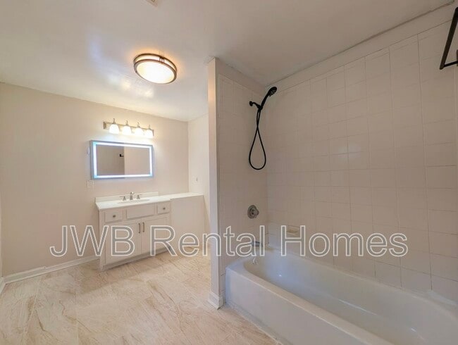 Building Photo - 646 Stanwick Rd