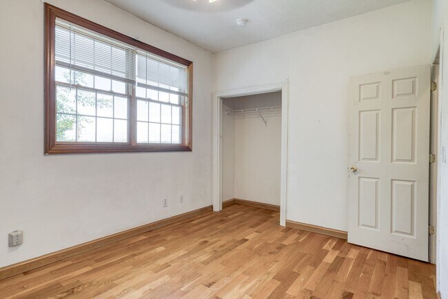 Building Photo - 5 to 8 Bedrooms. Pet Friendly.