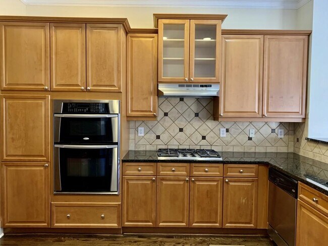 Building Photo - 5460 Glenridge View NE