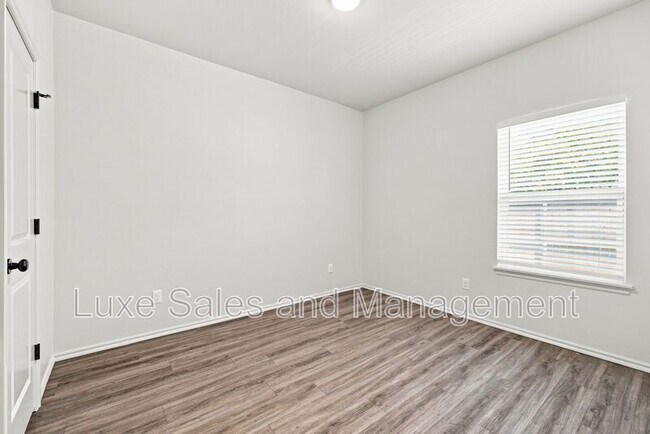 Building Photo - 10912 Oak Hollow Dr
