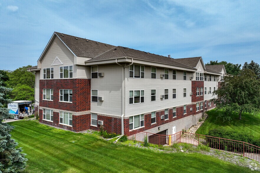 Building Photo - Silver Lake Pointe