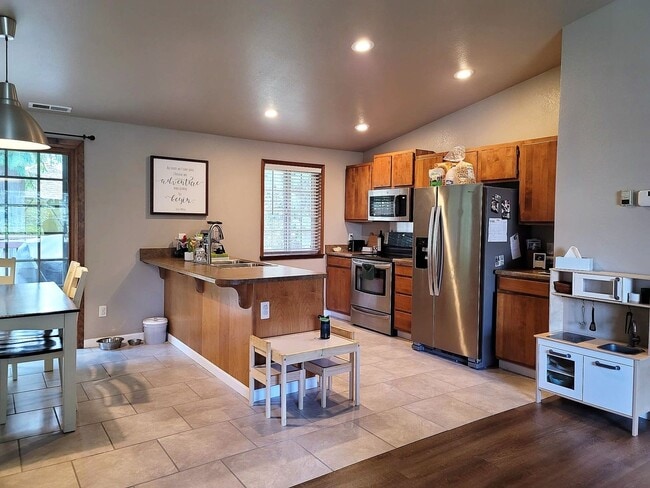 Building Photo - 3 bedroom home in great Keyport location!