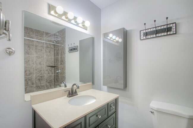 Building Photo - 104 Doral Ct