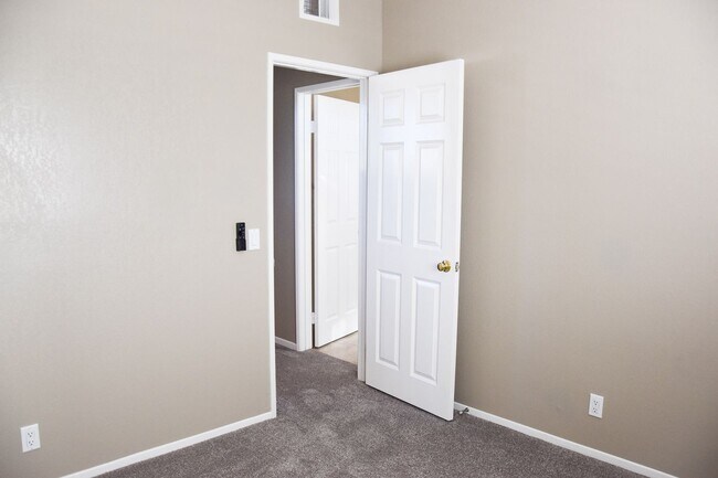 Building Photo - Beautiful 2 Story Home For Rent