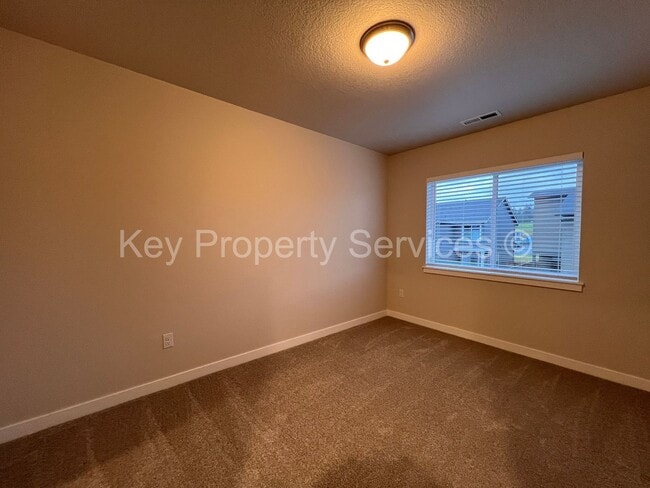 Building Photo - Newer Townhome in North Vancouver/Ridgefield