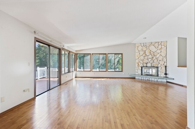 Building Photo - Hard to find 5 bedroom home in Tamoshan ne...
