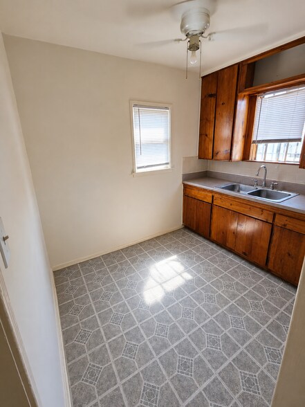 Building Photo - 1040 W 107th St