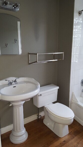 Building Photo - 5552 Kendall Dr