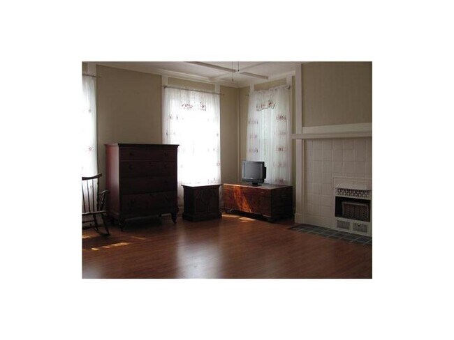 Building Photo - 280 Parker Dr
