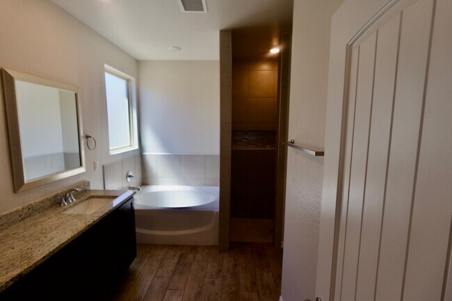 Building Photo - 51030 Hop Sage Pl