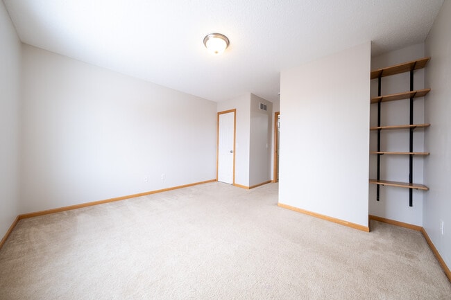 Building Photo - 557 French Ln