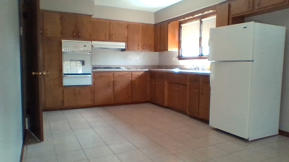 Kitchen - 2214 N 74th Ct