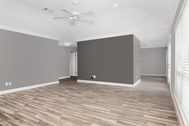 Building Photo - 2319 Anthony Ln