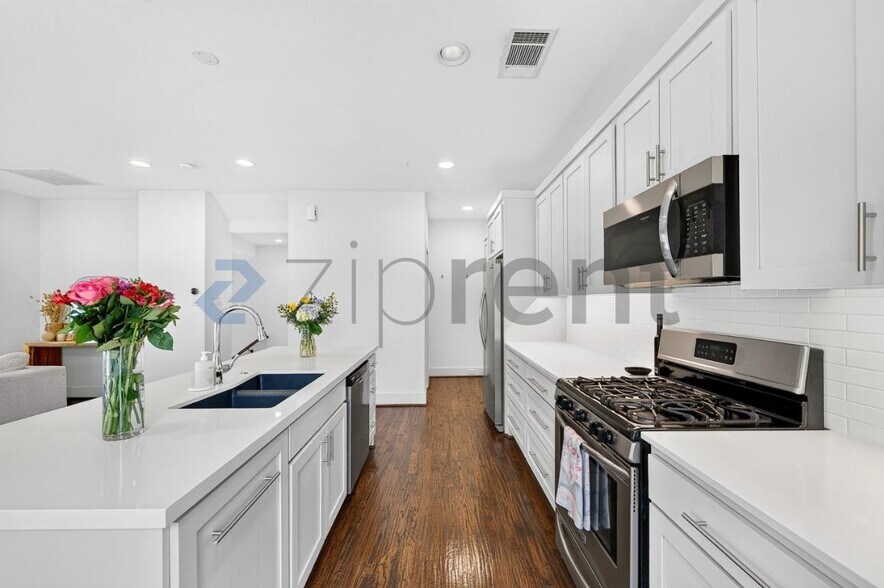 Building Photo - Unit E
