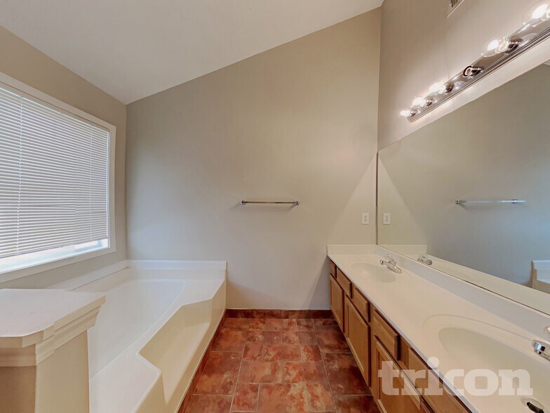 Building Photo - 2143 Oakland Farm Dr