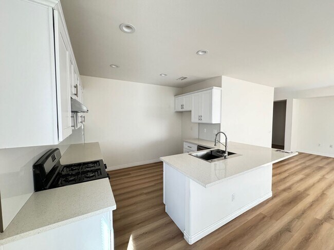 Building Photo - Gorgeous Remodeled 3+2 - $3300