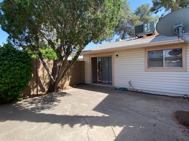 Building Photo - Tempe Townhouse 2 Bed/1Bath Single Story w...