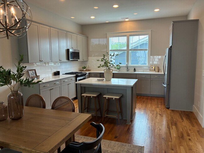 Building Photo - WOW!! One of the best Locations in one of the most desired neighborhoods