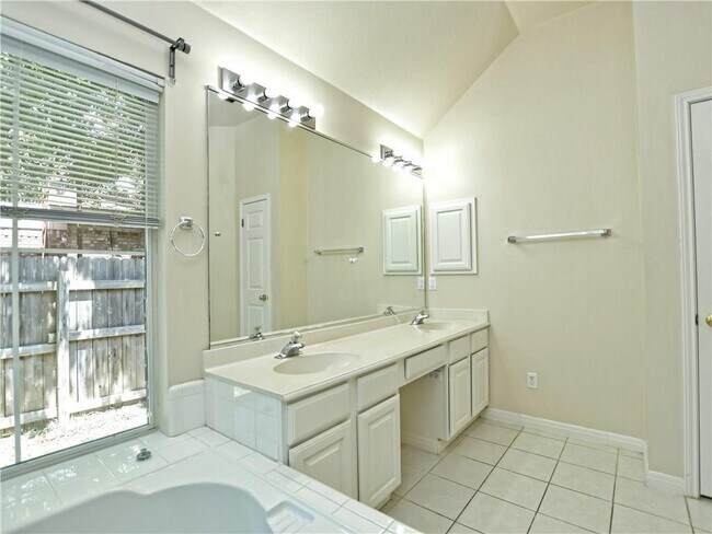Building Photo - 1725 Dapplegrey Ln