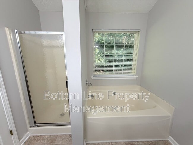 Building Photo - 1020 Stinson Glen Ln