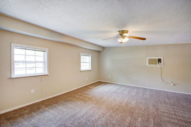 Building Photo - Coming Mid-August! 4 Bd, 2 Ba | N. Arlington
