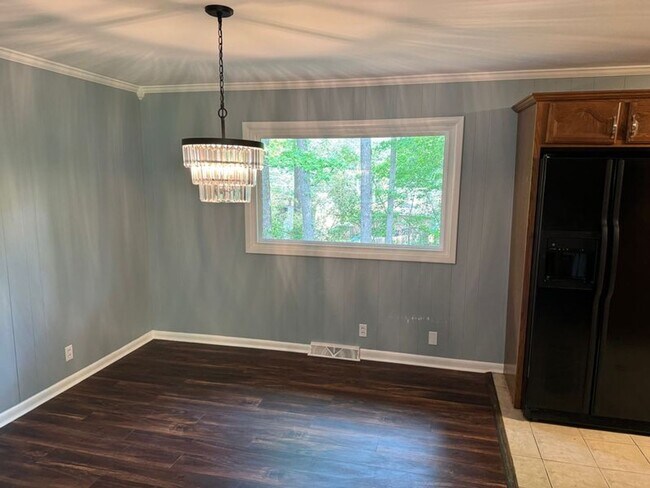 Building Photo - NOW AVAILABLE! RENT READY!!