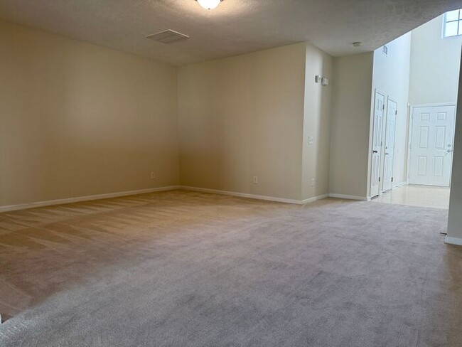 Building Photo - Brentwood - SPACIOUS 3 Bedroom Townhome in...