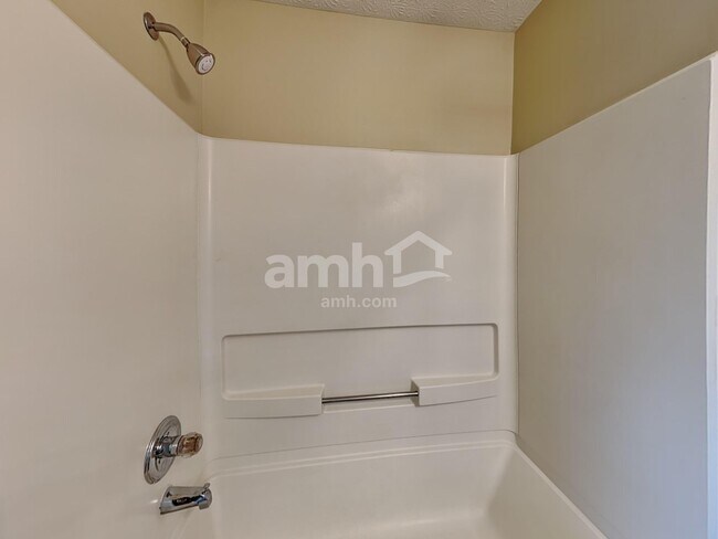 Building Photo - 3959 Highland Bluff Dr