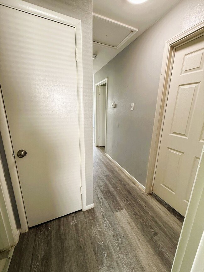 Building Photo - 323 Shepley Dr
