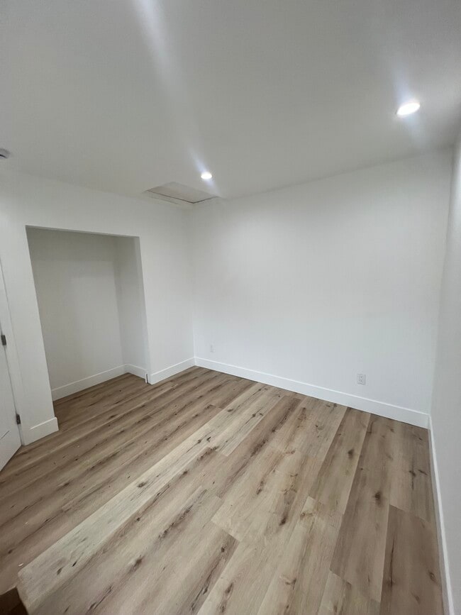 Building Photo - 13935 Valerio St