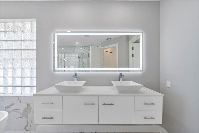 Building Photo - 410 Sabal Way