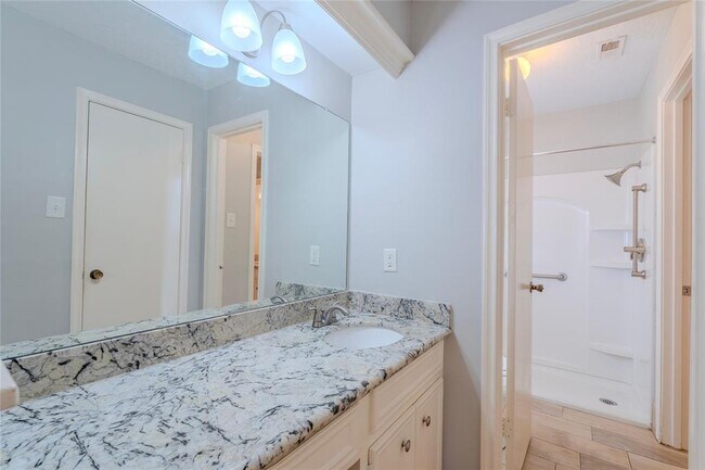 Building Photo - 16227 Southampton Dr
